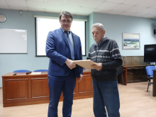 Директор института д.ф.-м.н Д.В. Макаров вручает Почётную грамоту РАН ведущему инженеру Г.А. Крайникову