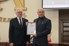 Вручение председателем ДВО РАН академиком РАН Ю.Н. Кульчиным (слева) Почетной грамоты ДВО РАН старшему научному сотруднику лаборатории статистической гидроакустики, к.г.н. А. Н. Самченко (справа)  (фото с сайта Президиума ДВО РАН)