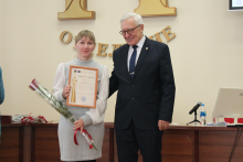 Объявление председателем ДВО РАН академиком РАН Ю.Н. Кульчиным Благодарности ДВО РАН старшему научному сотруднику лаборатории морской экотоксикологии,  к.б.н. А.А. Истоминой (фото с сайта Президиума ДВО РАН)