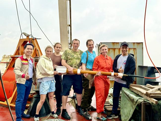 Международный геофизический отряд в 100-м рейсе НИС «Академик М.А. Лаврентьев»