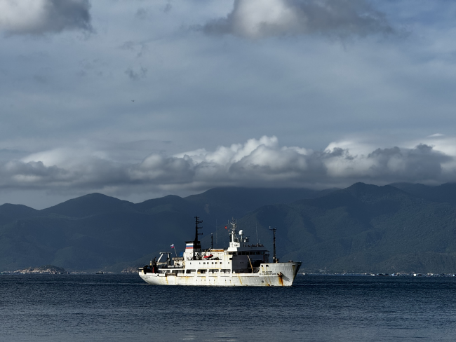 НИС «Академик М.А. Лаврентьев» на подходе к порту Камрань, 23.10.2025 г.  Фото Д-ра Чан Чон Лапа.