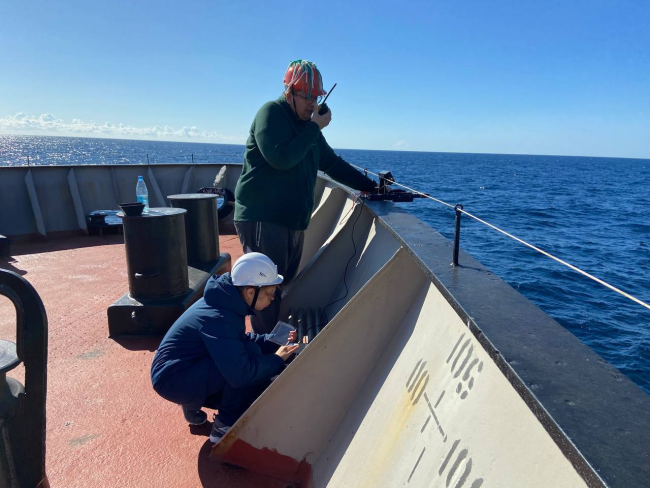 Фото 2. Измерение спектров коэффициентов яркости моря. На фото: Качур В.А., Павлова М.А.