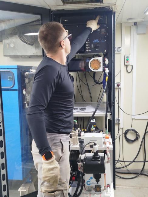 Фото 5. Настройка проточной системы судна. На фото: Жердев П.Д.