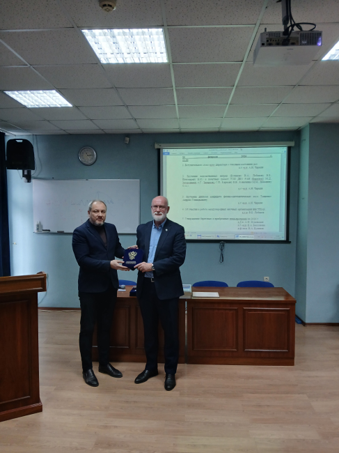 Вручение нагрудного знака и удостоверения «Почетный работник науки и высоких технологий Российской Федерации» к.г.н. Вячеславу Борисовичу Лобанову