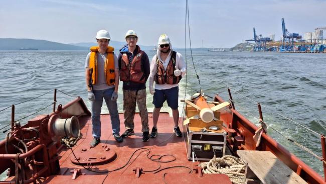 Экспедиционная группа ТОИ ДВО РАН:  м.н.с. Т.А. Гуленко, н.с. А.Э. Леусов и с.н.с. В.В. Калинчук