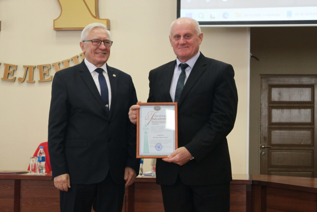 Вручение председателем ДВО РАН академиком РАН Ю.Н. Кульчиным (слева) Почетной грамоты ДВО РАН заведующему лабораторией сейсмических исследований, к.г.-м.н, доценту В. Н. Карнауху (справа)  (фото с сайта Президиума ДВО РАН)