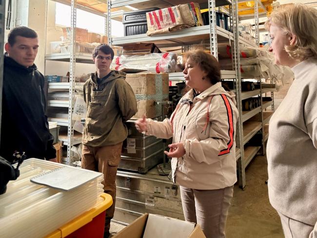 Вологина Е.Г. с сотрудниками ТОИ ДВО РАН осматривает оборудование 