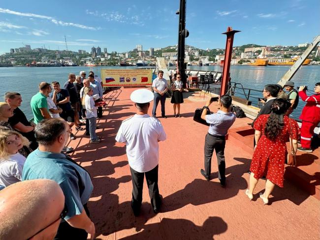 Выступление директора ТОИ ДВО РАН д.ф.-м.н. Макарова Д. В. перед участниками экспедиции и приглашенными гостями