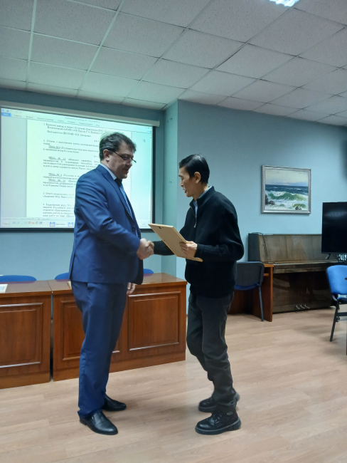 Вручение директором института, д.ф.-м.н Д.В. Макаровым (слева) Почётной грамоты РАН ведущему научному сотруднику лаборатории геофизической гидродинамики, к.ф.-м.н. В.В. Паку (справа)