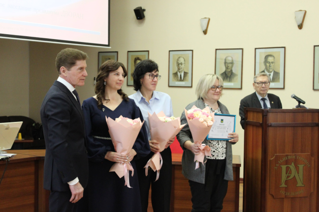 Награждение к.б.н. А.И. Еськовой, к.г.-м.н. Н.С. Сырбу и к.б.н. А.Л. Пономаревой  (фотография с сайта Президиума ДВО РАН) 