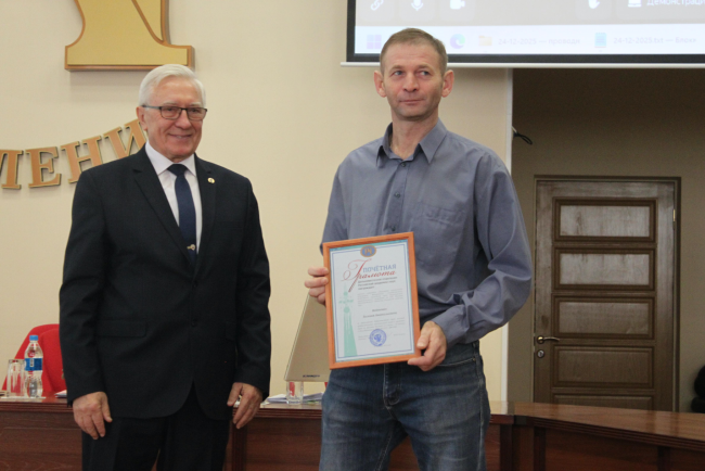Вручение председателем ДВО РАН академиком РАН Ю.Н. Кульчиным (слева) Почетной грамоты ДВО РАН научному сотруднику лаборатории акустической томографии Е. А. Войтенко (справа)  (фото с сайта Президиума ДВО РАН)
