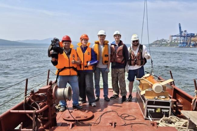 Съёмочная группа программы «Вести: Приморье» и члены полевого отряда ТОИ ДВО РАН (м.н.с. Т.А. Гуленко, н.с. А.Э. Леусов и с.н.с. В.В. Калинчук) на борту катера «Мастер»