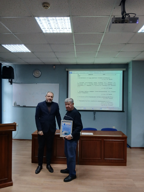 Вручение Почетной грамоты ТОИ ДВО РАН Олегу Александровичу Ненашеву 