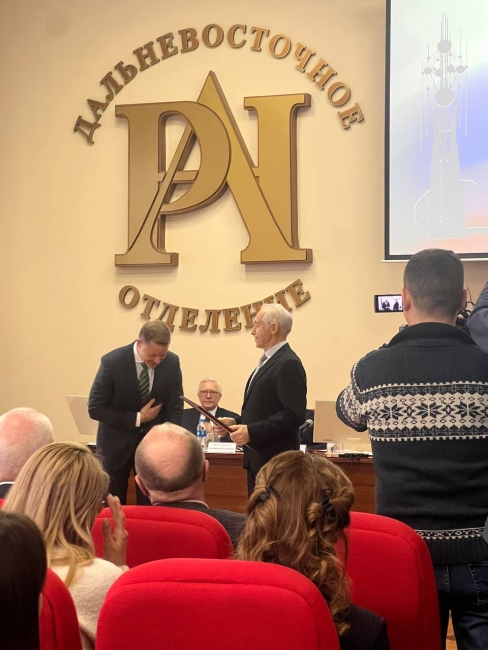 Награждение к.т.н., доцента А.А. Тагильцева (фотография предоставлена М.П. Ивановым)